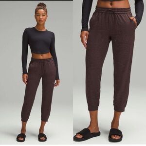 Lululemon Sz 6 Soft Jersey Classic-Fit Mid-Rise Jogger
Heathered Dark Espresso
